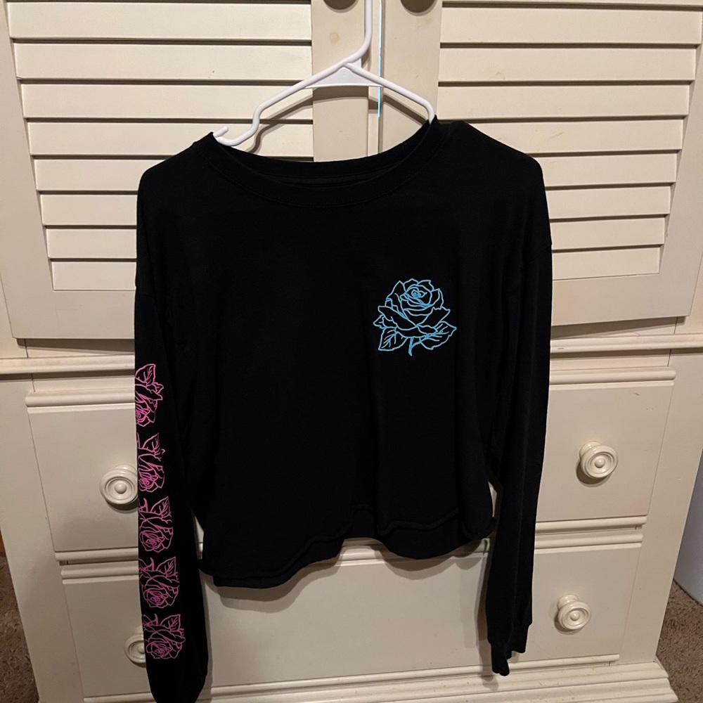 Woman’s cropped black long sleeve shirt large